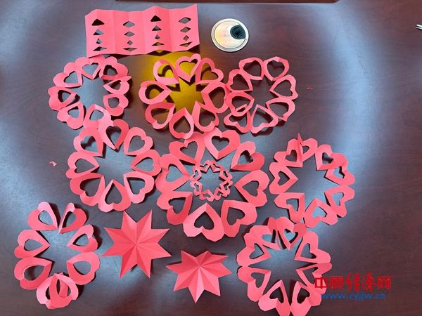 巧手裁紅紙 七夕傳古韻--西平縣蔡寨鄉(xiāng)開展&ldquo;剪紙迎七夕&rdquo;文明實踐活動